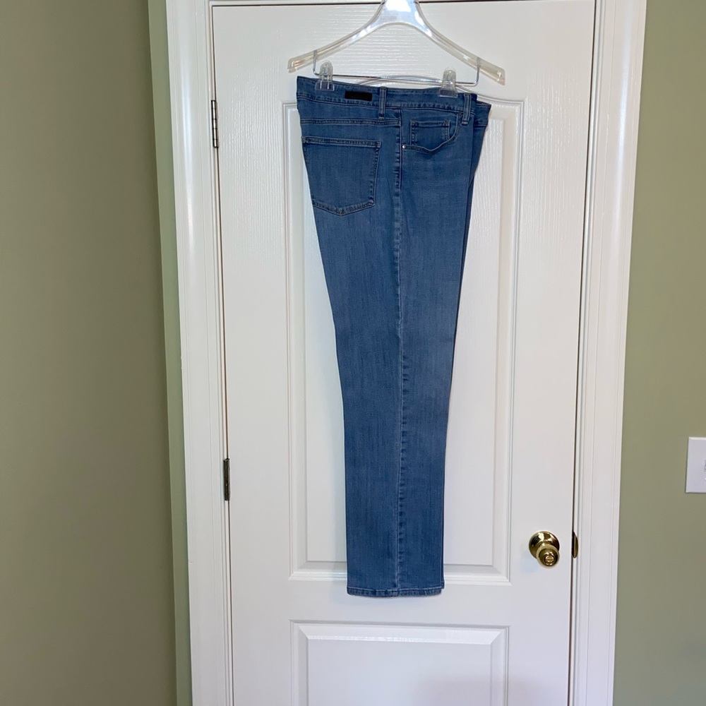 Lee Classic Fit Straight Leg Jean. Size 16